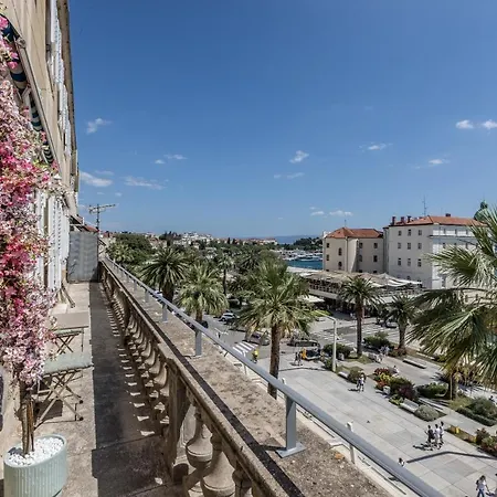 Seafront Luxury Kate, With Balcony Split