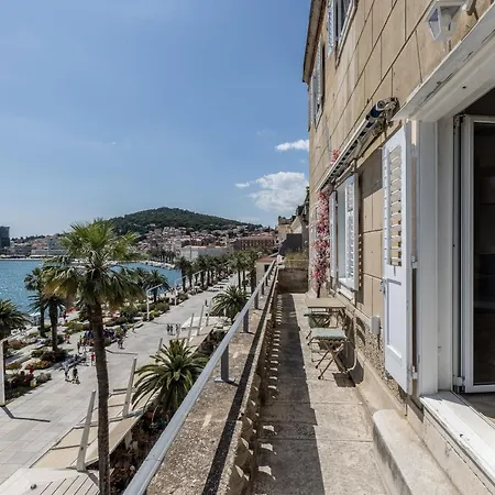Διαμέρισμα Seafront Luxury Kate, With Balcony *